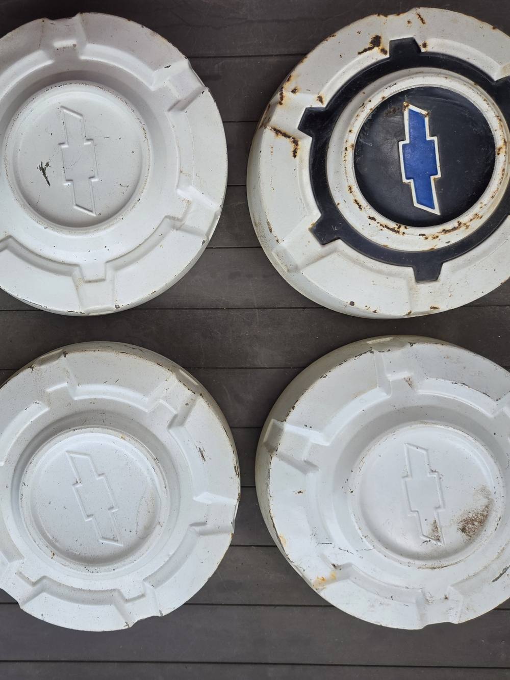 Chevrolet White Hubcap Set with Blue Emblem - 4 Pieces